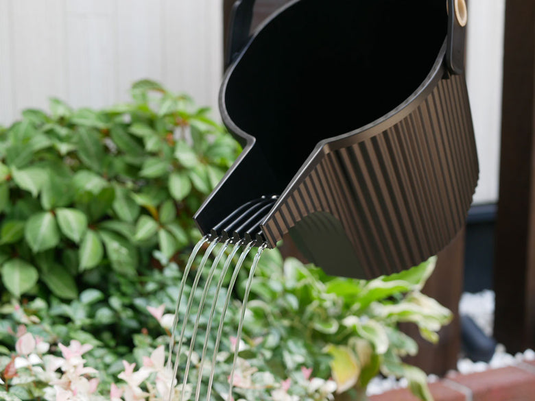 八幡化成のガーデンビートル フォンタナジョウロ。ポリプロピレン製で1.5Lと5Lの容量から選べるウォータリングカンの写真。