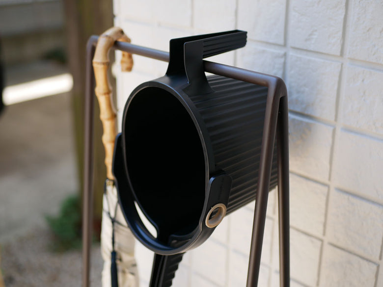 八幡化成のガーデンビートル フォンタナジョウロ。ポリプロピレン製本体とポリエチレンリングを持ち、1.5リットルと5リットルの容量が選べる丈夫なジョウロ。