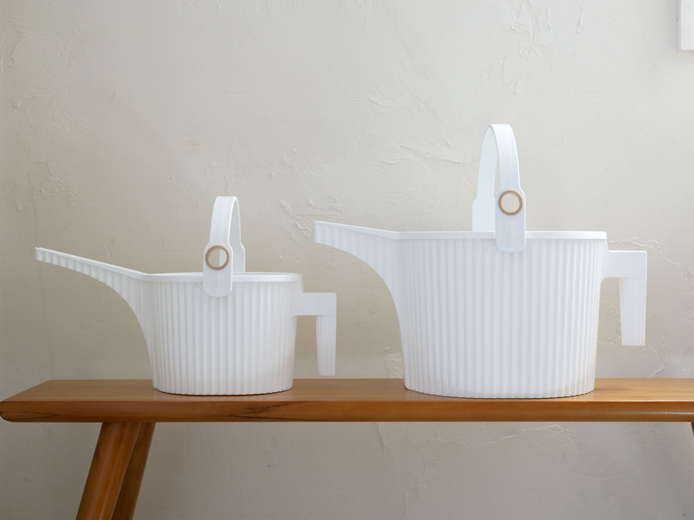 八幡化成 ガーデンビートル フォンタナジョウロのプラスチック製ジョウロ。1.5リットルと5リットルのサイズがあり、ポリプロピレン本体とポリエチレンリングを使用しています。