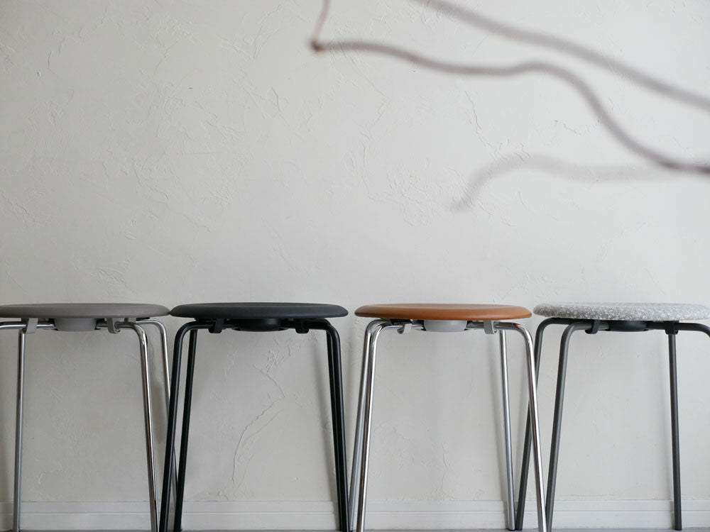 フリッツ・ハンセン製アルネ・ヤコブセンデザインのDOTスツール。グレーとシルバーのスチールベースにウォルナット木材を使用したモダンなスタイルのスツール