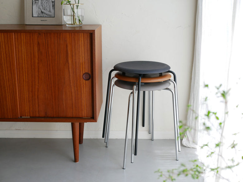 フリッツ・ハンセンのDOTスツール。ワイルドレザーシートとクローム仕上げのスチールパイプベースを備えた木製のスタイリッシュなスツール