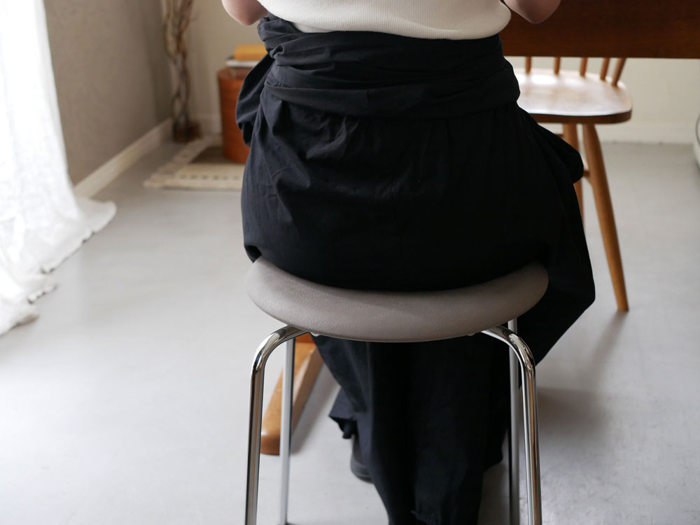 フリッツ・ハンセンのDOTスツール、ワイルドレザーシートとクローム仕上げのスチールベースを備えたデザインチェア