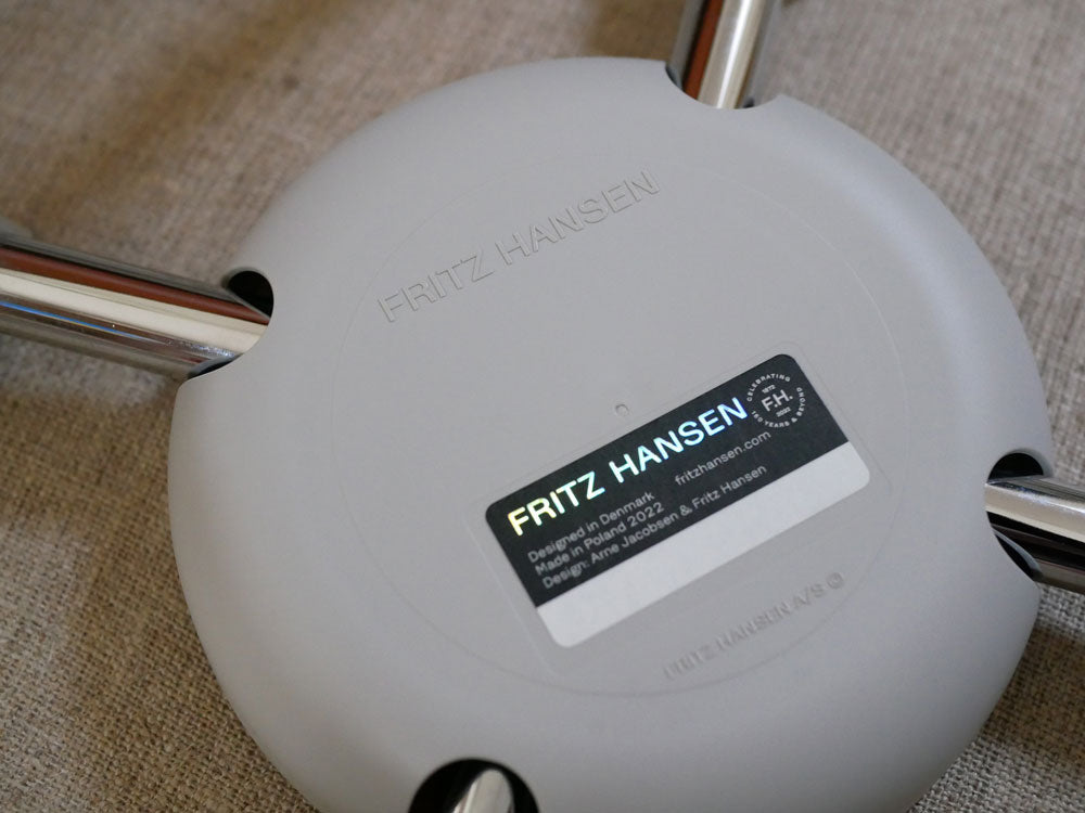 フリッツ・ハンセンのDOTスツール、銀色アルミニウム製フレームとプラスチックシートを持つモダンなデザインのスタイリッシュなスツール