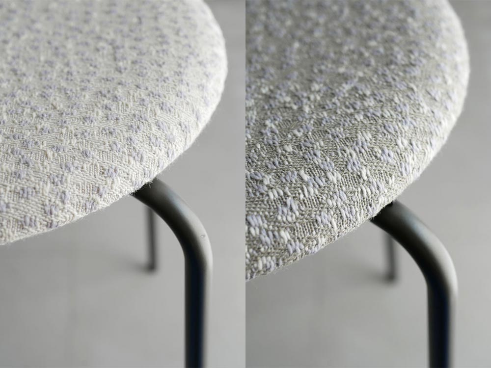 フリッツ・ハンセン製DOTスツールのシルバーカラー画像。クローム仕上げのスチールパイプベースとワイルドレザーシートを備えた高さ46cmのスタイリッシュなスツール