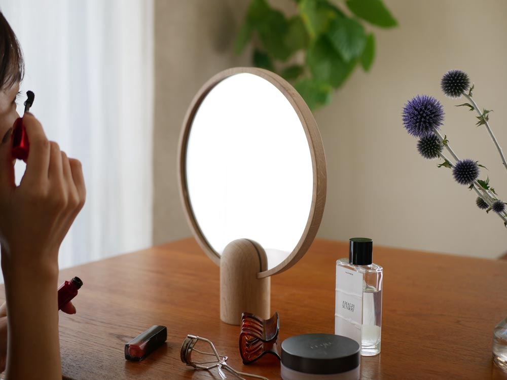 フリッツ・ハンセン Skagerak Aino ミラー、オークとガラスを使用したシンプルでエレガントな壁掛けデザイン