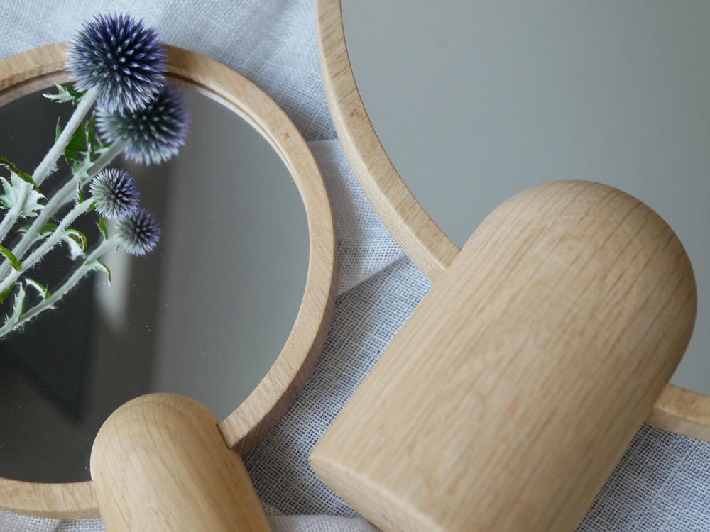 FRITZ HANSENのスカゲラック アイノ ミラー。オーク材製の楕円形ミラー