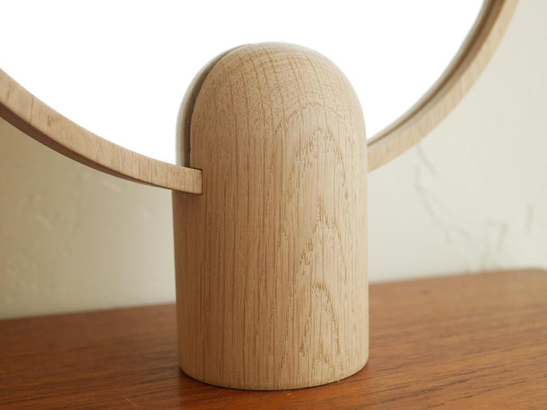 フリッツ・ハンセンのSkagerak Ainoミラー。オーク材を使用した自然な木製フレームとミラーが調和したデザイン。