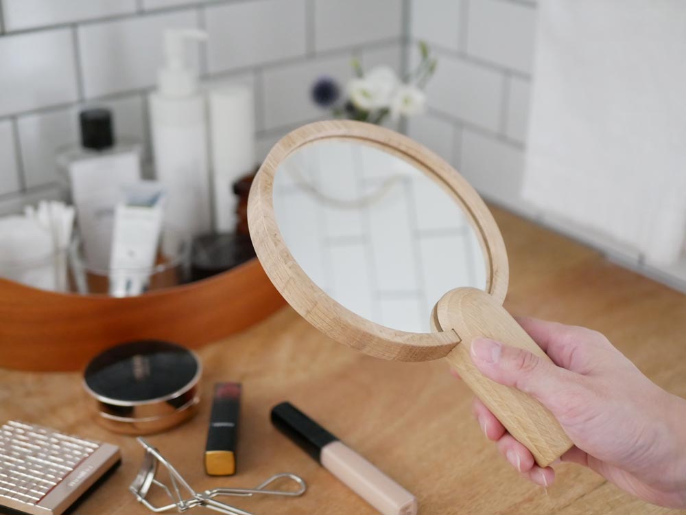 フリッツ・ハンセンのエイノミラーと化粧ブラシ、拡大鏡、コスメが並ぶパーソナルケアセット