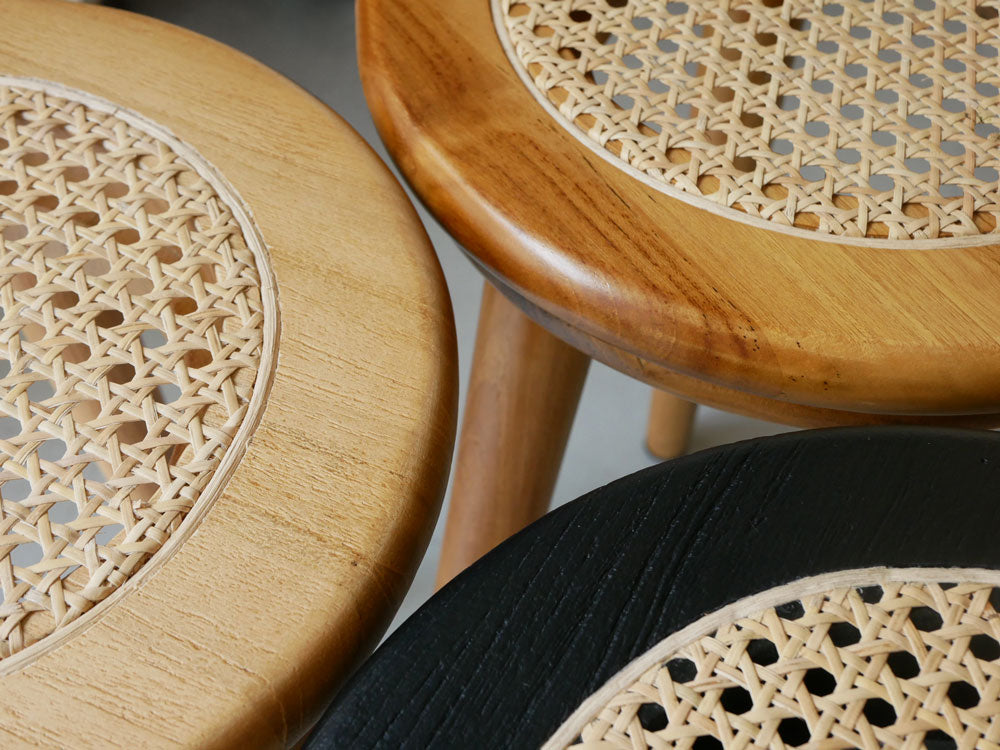 チーク材とラタンを使用したオーバル型デザインのサンフラワーラタンスツール