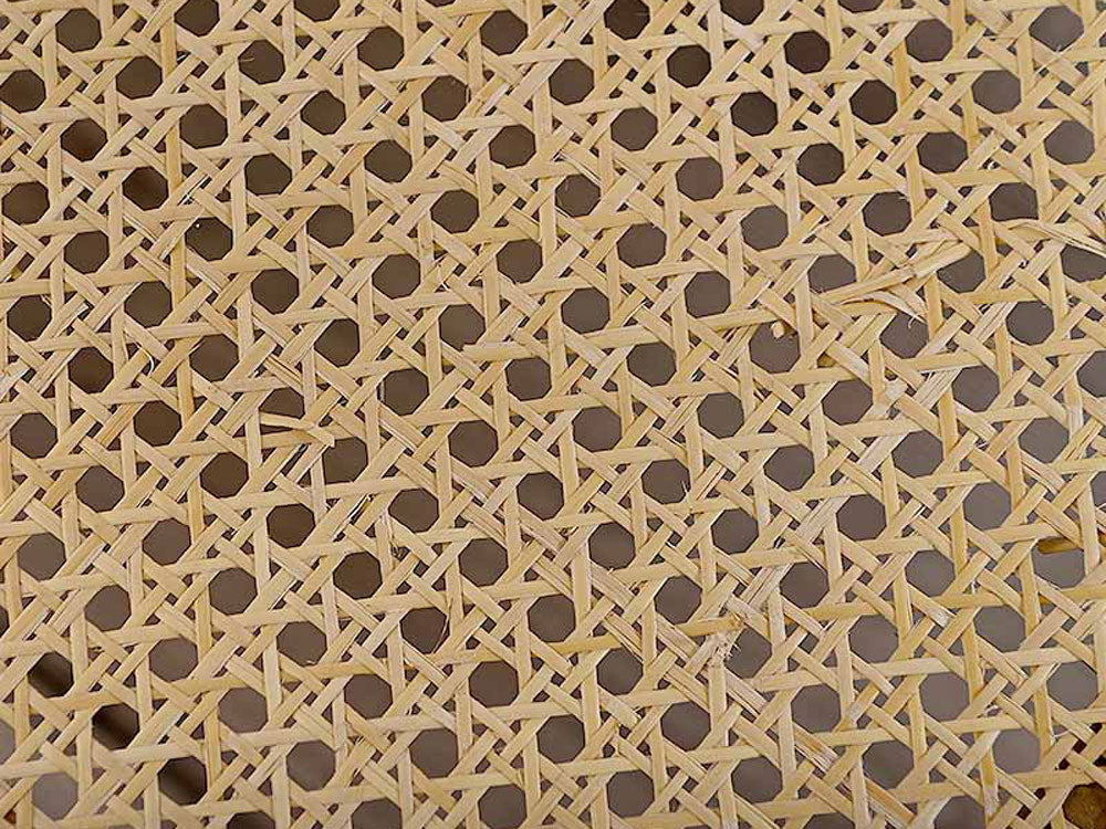 サンフラワーラタンのラタンスツール。茶色の三角形模様とメッシュパターンが特徴的なデザイン