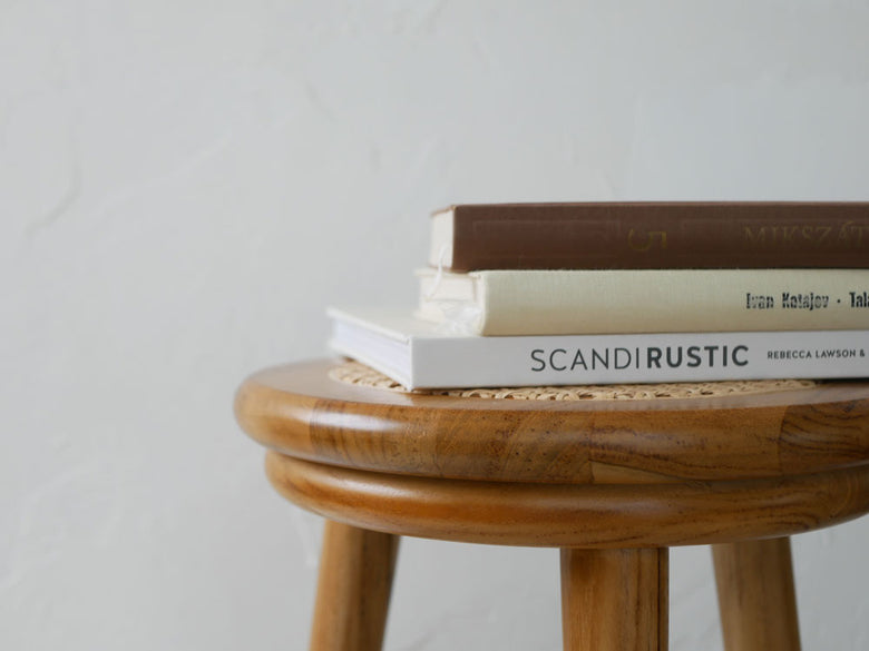 チーク材とラタンを使用したサンフラワーラタンのラタンスツール。シリンダー形状でバランスの取れた木製スツール。エイジング仕上げが特徴です。