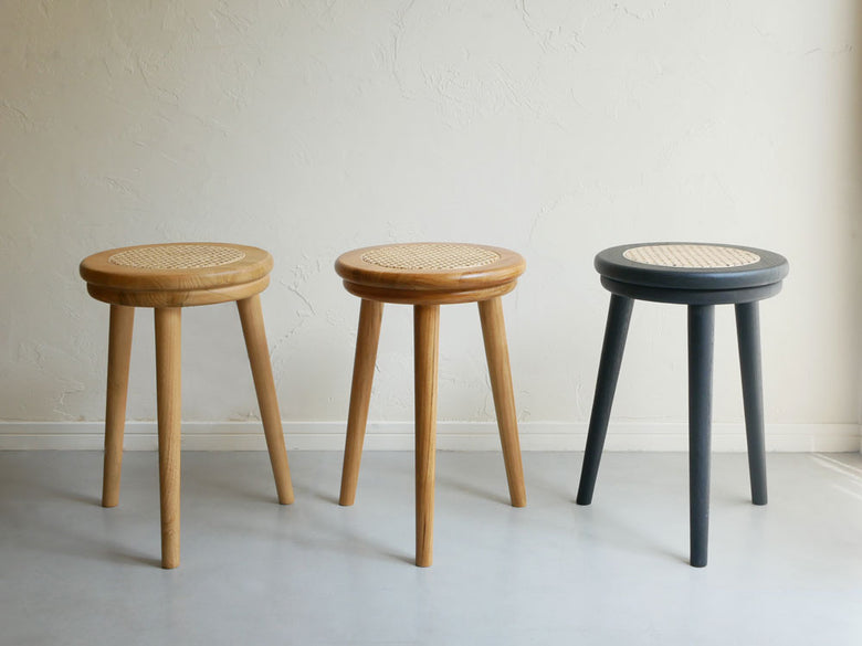 チーク材とラタンを使用した自然素材の木染色スツール