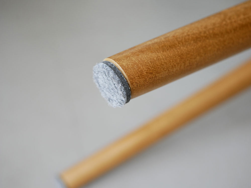 チーク材とラタンを使用したサンフラワーラタンラタンスツールの木製スツール。円柱形の脚が特徴的です。