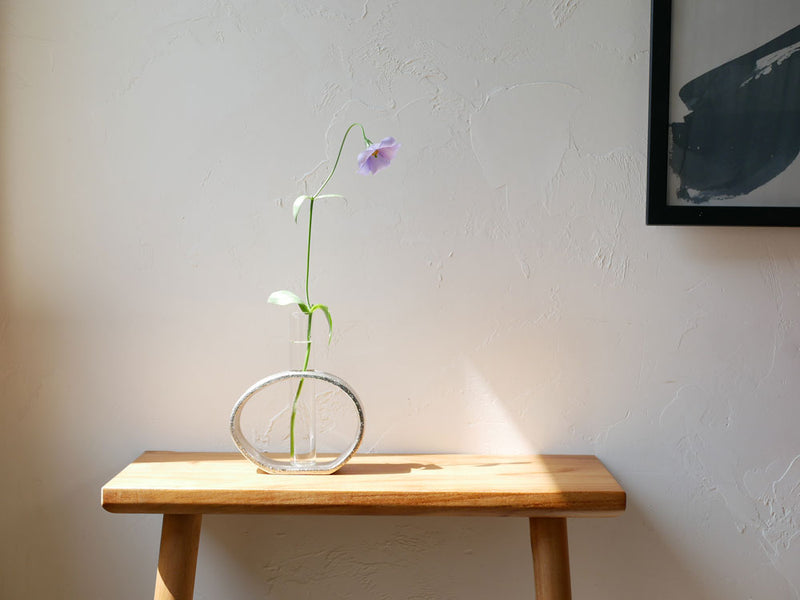 クレエのアルミガラスベースにキンギョソウが生けられた静物写真