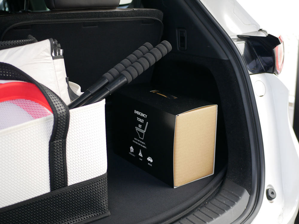 マツダ製ハイブリッドクロスオーバーSUVのトランクにカーシートと荷物が収納されているコンセプトカーの画像