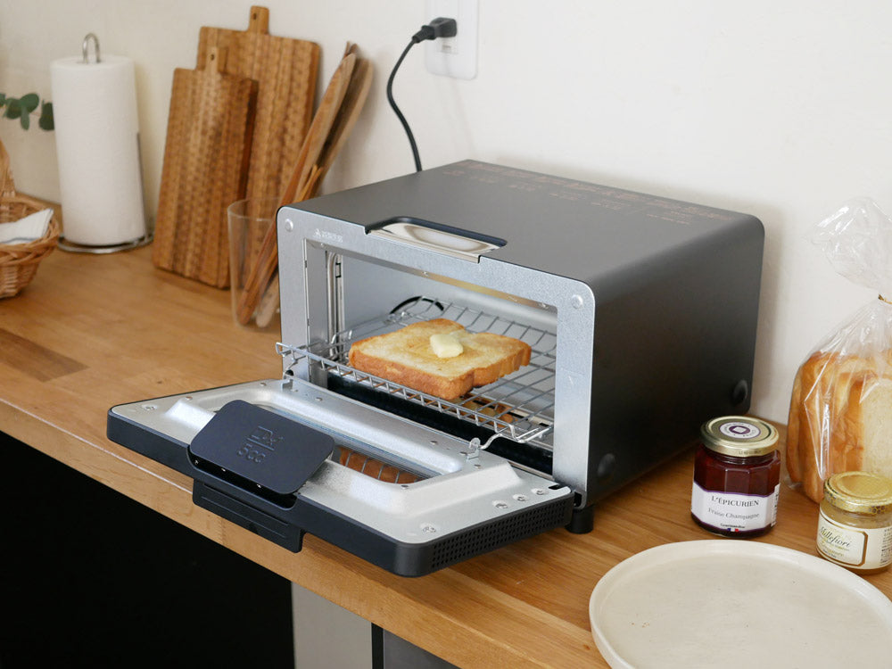バルミューダ The Toaster Proを使ってキッチンでトーストを焼いている様子