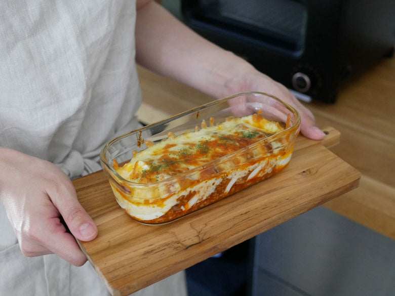バルミューダ The Toaster Proを中心に、食材や調理器具が配置されたキッチンで料理をしている様子
