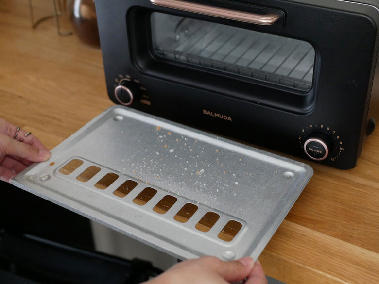 バルミューダ製The Toaster Proトースターがキッチンカウンターに置かれている様子