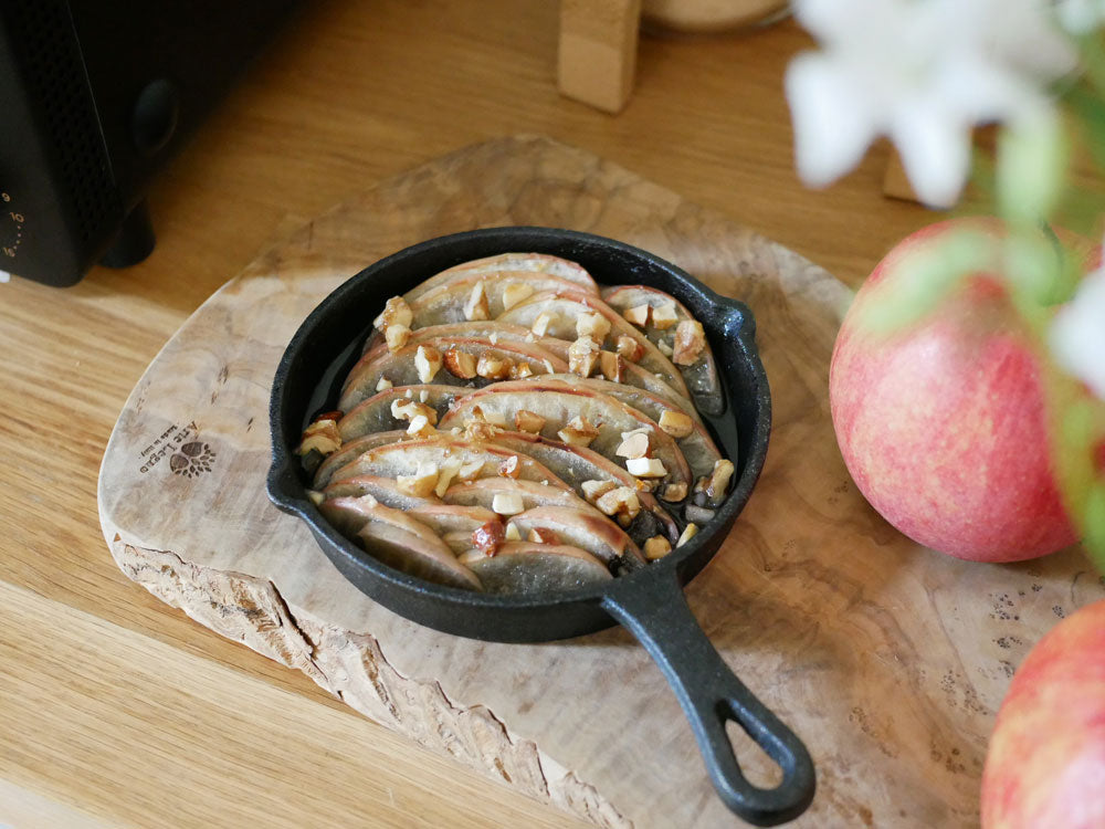 バルミューダ The Toaster Proの高性能トースターがキッチンカウンターに設置され、焼きたてのトーストやフランスパンと共に使用されている様子。