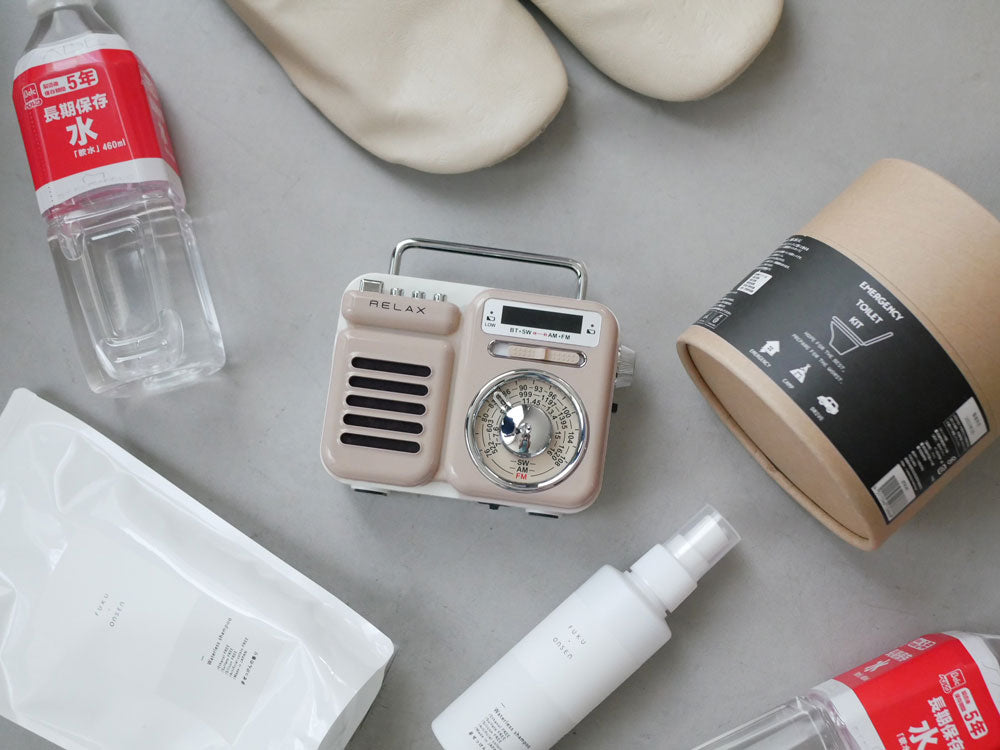 レトロかわいいデザインの多機能防災ラジオがプラスチック製の箱に収められている画像