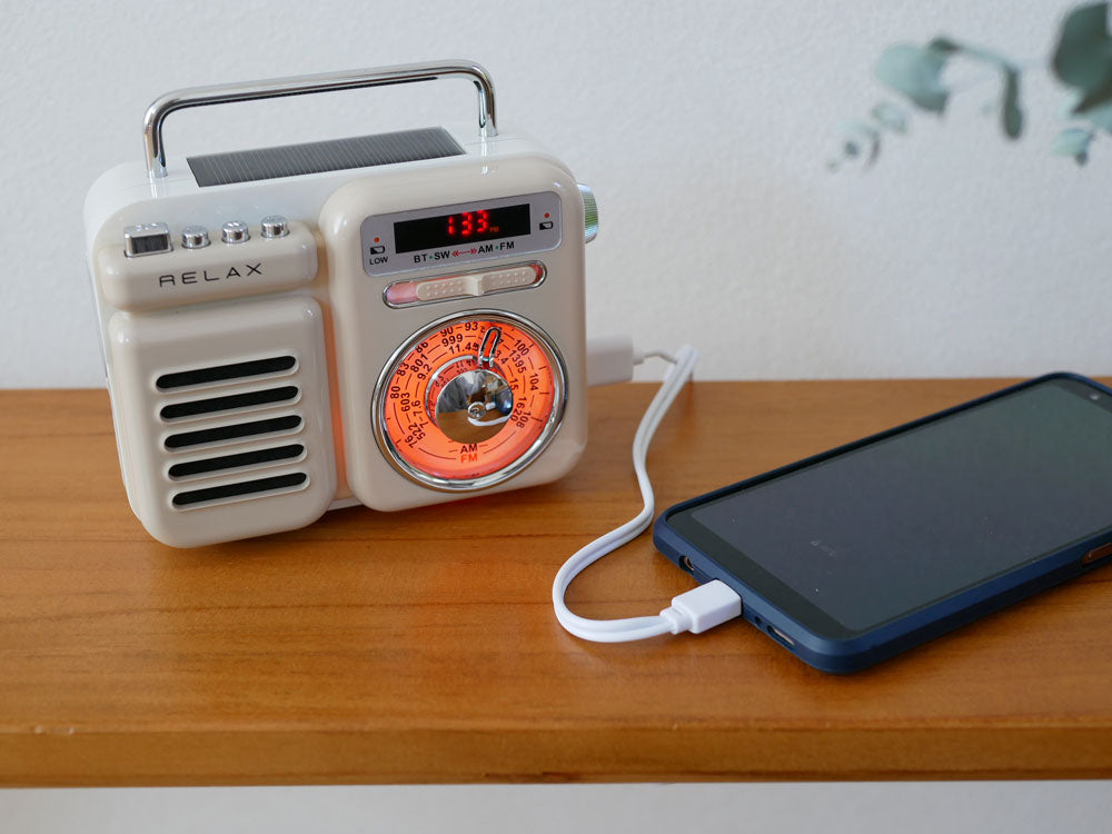 レトロなデザインの多機能防災ラジオ。液晶ディスプレイ、Bluetooth5.0、LED懐中電灯を搭載した電子機器