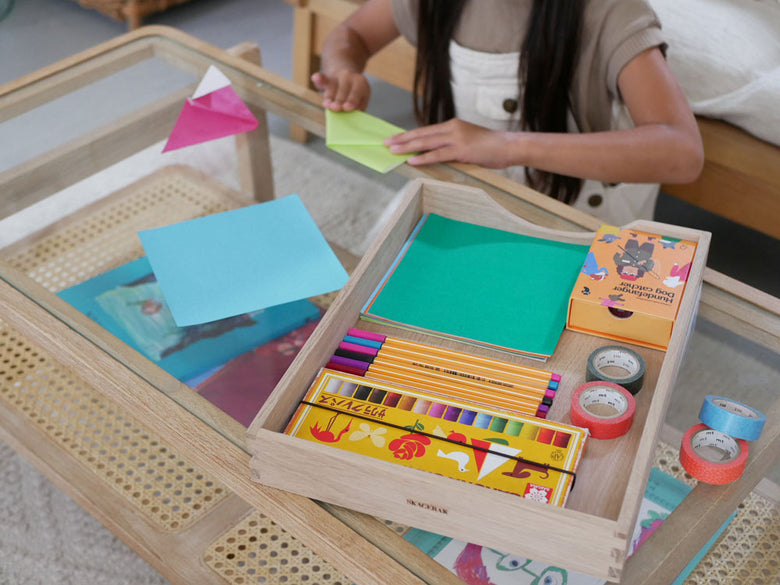 フリッツ・ハンセンのオーク製スカゲラック・ダニアレタートレイにペーパーや文房具が整然と配置されているオフィス用品の画像