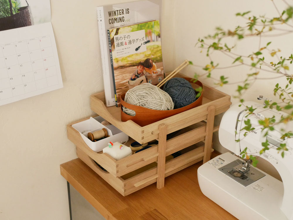 フリッツ・ハンセンのSkagerak Collection Daniaレタートレイ。オーク材製で幅28cm、奥行40cm、高さ21cmの収納バスケットがオフィス用棚に整然と配置されています。