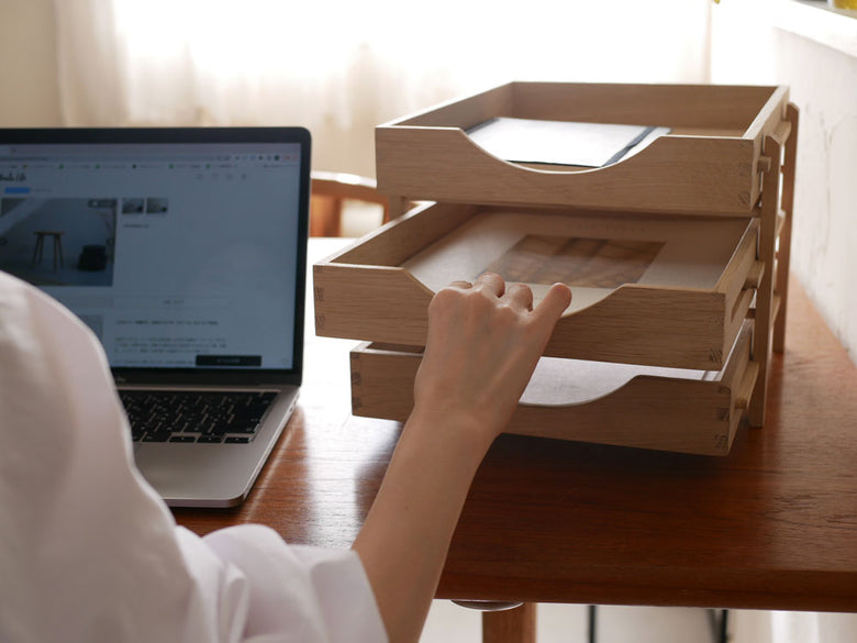 オーク製のフリッツ・ハンセン Skagerak Collection Daniaレタートレイがオフィスデスク上に配置されている