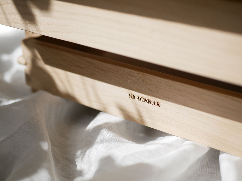 【FRITZ HANSEN】Skagerak Collection Daniaレタートレー。オーク材を使用した複数の木製引き出しが整然と並ぶデザイン。