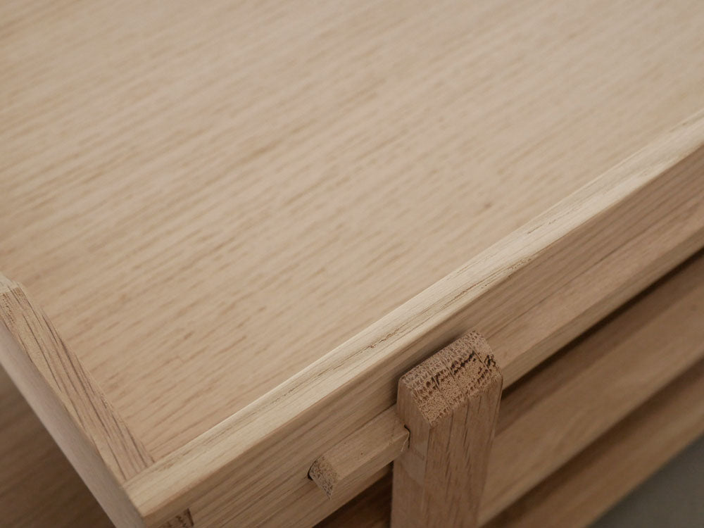 オーク材製のフリッツ・ハンセン Skagerak Collection Daniaレタートレイがデスク上に配置されている様子