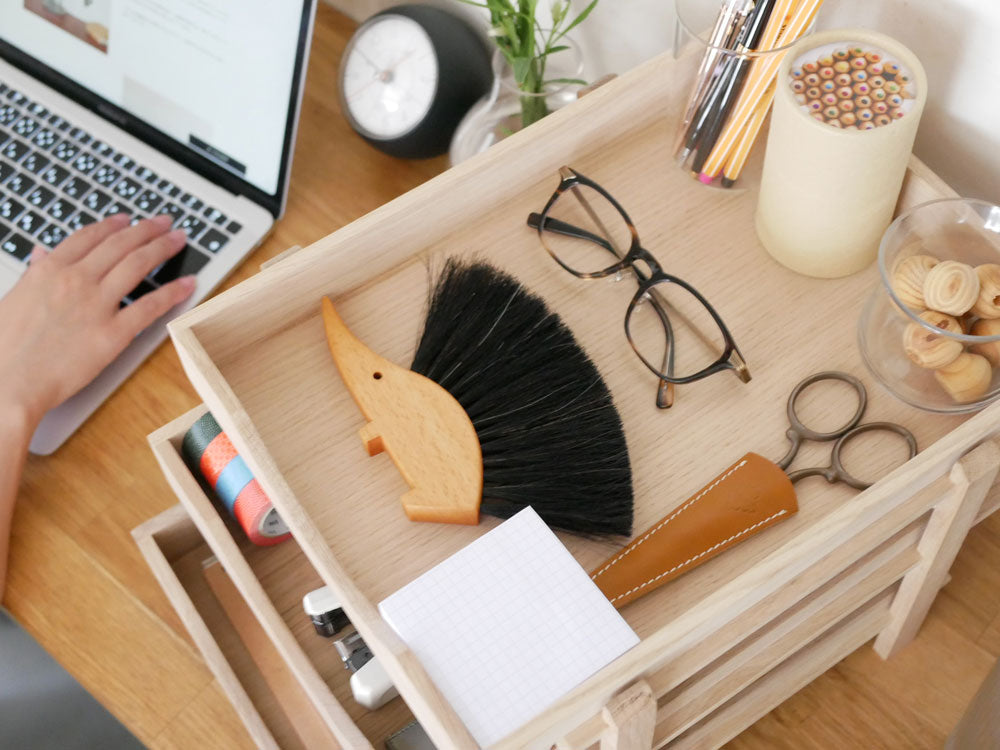 フリッツ・ハンセンのSkagerak Collection Daniaレタートレイがオーク材のデスク上に配置されたオフィス用品