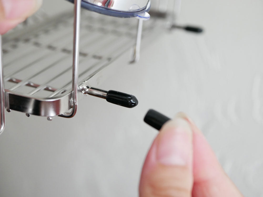 RIDDERリダー メガログパッド。透明なABS製吸盤が直径7.3cmのキッチン用ハードウェアとしてガラス面に取り付けられている様子