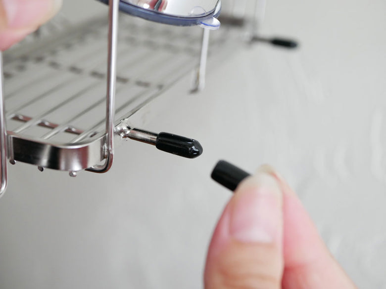 RIDDERリダー メガログパッド。透明なABS製吸盤が直径7.3cmのキッチン用ハードウェアとしてガラス面に取り付けられている様子