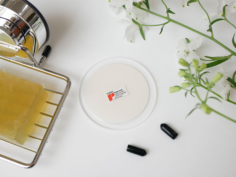 RIDDERリダーのメガログパッド。ABS素材の赤色吸盤がガラス面にしっかりと取り付けられている様子。