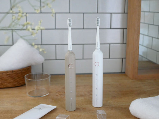 エペイオスのシルバー音波電動歯ブラシと専用携帯ケース、替えブラシヘッドのセット