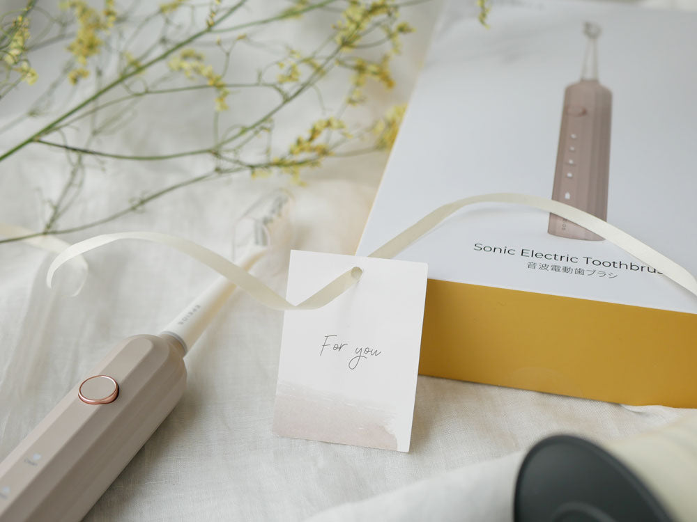 エペイオス Okare 音波電動歯ブラシ本体と替えブラシヘッド2本、専用携帯用ケースおよび充電ケーブルがセットになった画像