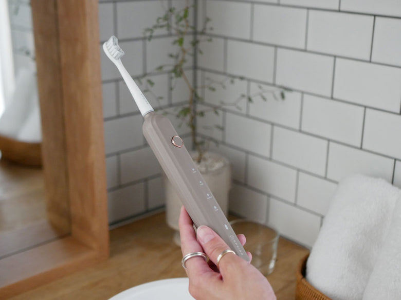 EPEIOSのOkare音波電動歯ブラシ本体と2本の替えブラシヘッド、専用携帯用ケースがセットになっている様子