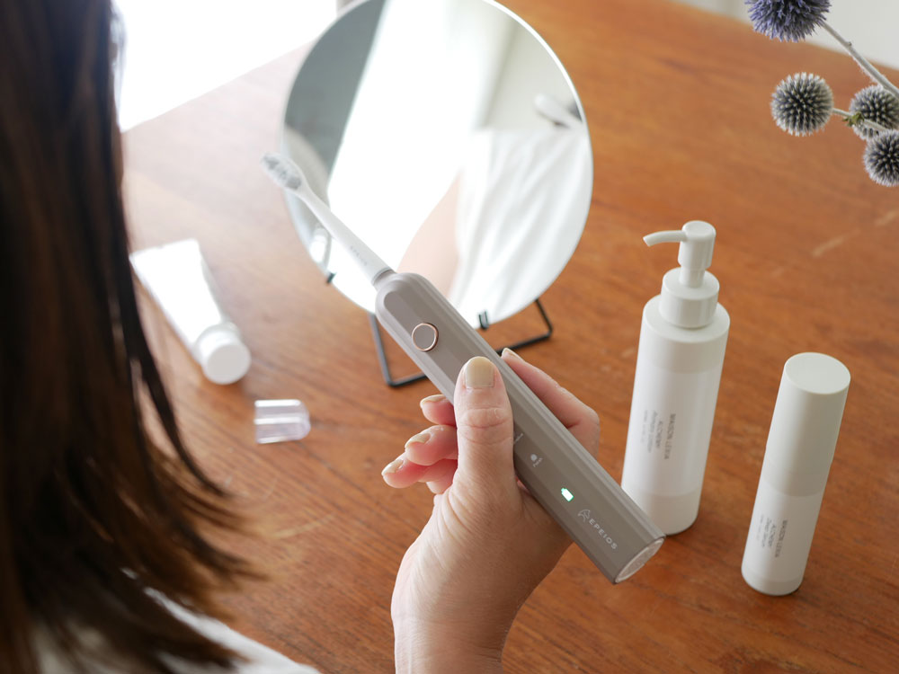 【EPEIOS/エペイオス】Okare音波電動歯ブラシ本体、替えブラシヘッド、専用携帯用ケースがセットになったパッケージ