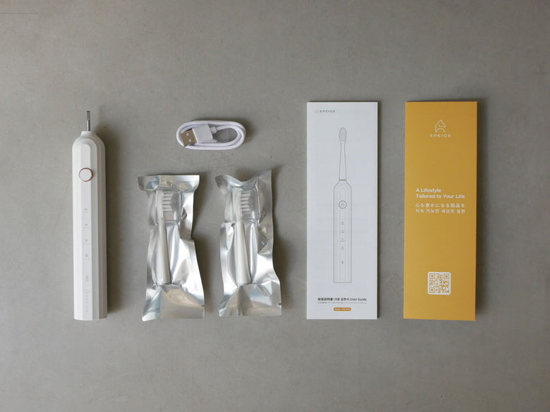 エペイオスのOkare音波電動歯ブラシ本体、携帯用ケース、替えブラシヘッドがセットされた製品画像