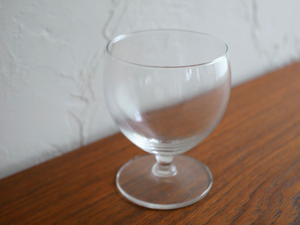 透明なソーダガラス製のロイヤルレアダムスタッキングワイングラスが美しく重ねられて並んでいる様子