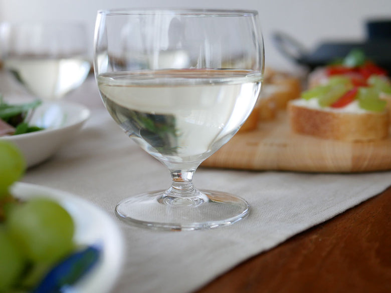 ロイヤルレアダム製のスタッキングワイングラスが積み重ねられている様子