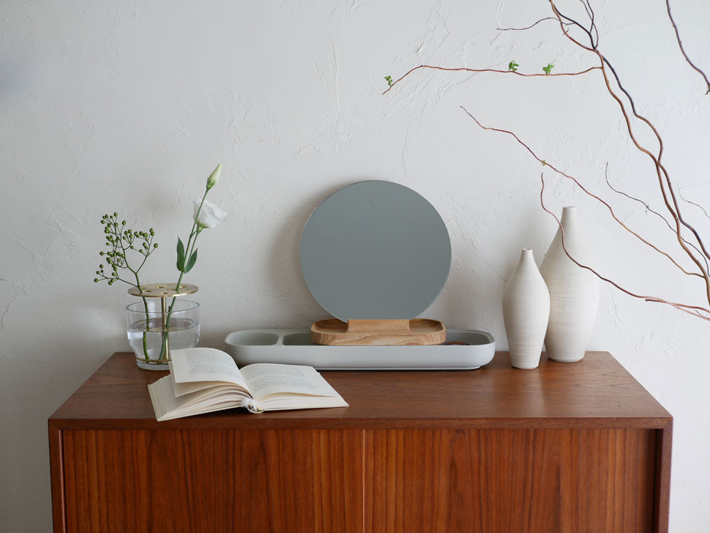 フリッツ・ハンセン製SLIDEテーブル。コンクリート、アッシュ材、ミラーを使ったデザインのテーブルで、ポーランド製。サイズは幅44cm×奥行14.3cm×高さ29.8cm。