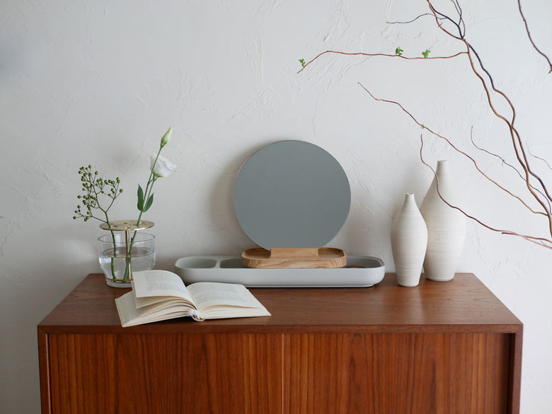 フリッツ・ハンセン製SLIDEテーブル。コンクリート、アッシュ材、ミラーを使ったデザインのテーブルで、ポーランド製。サイズは幅44cm×奥行14.3cm×高さ29.8cm。