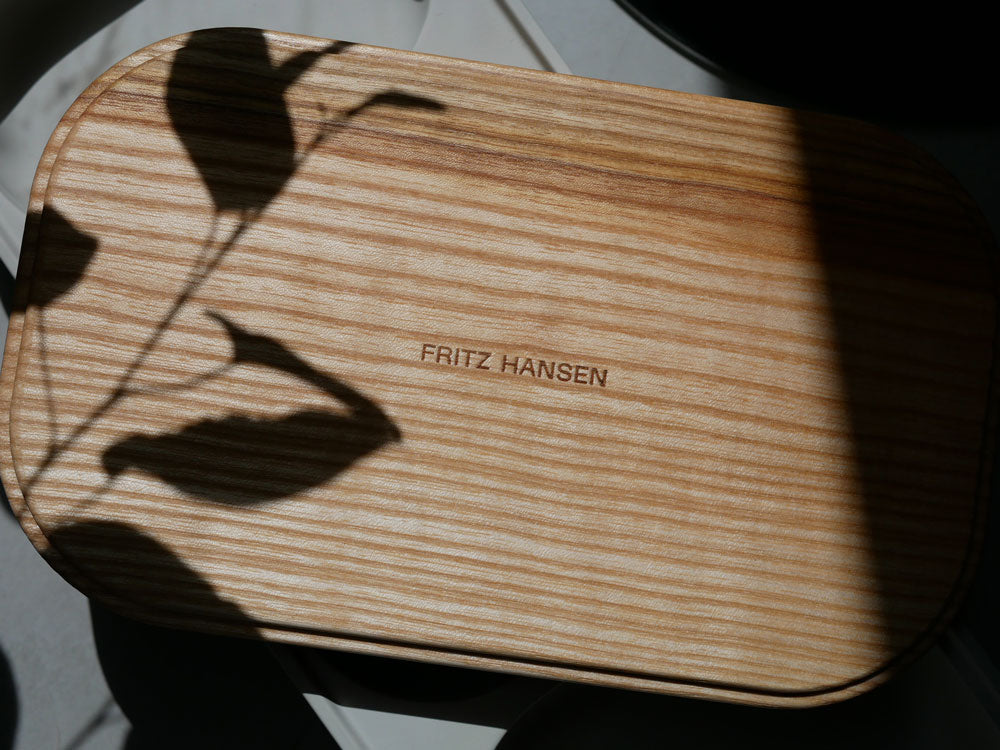 フリッツ・ハンセンのSLIDEテーブル。コンクリート天板とアッシュ材脚、ミラーを組み合わせたポーランド製のデザイン家具