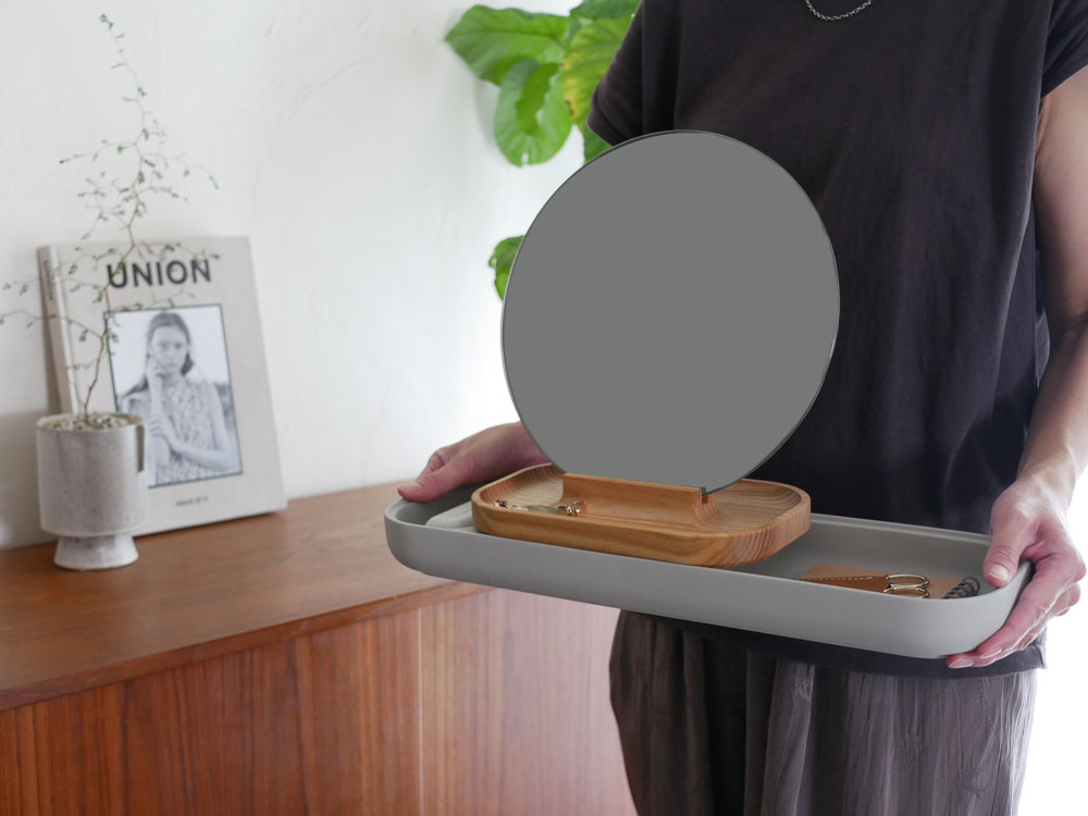 フリッツ・ハンセン製SLIDEトレイ。コンクリート、アッシュ材、ミラーを使用したキッチン用のホワイトトレイ