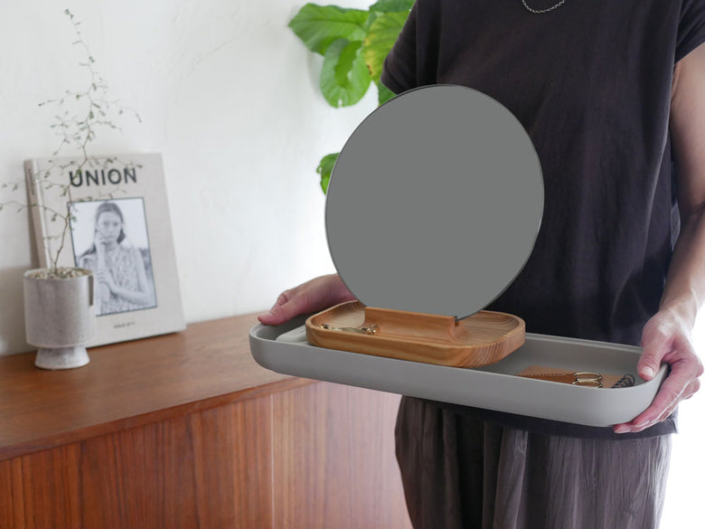 フリッツ・ハンセン製SLIDEトレイ。コンクリート、アッシュ材、ミラーを使用したキッチン用のホワイトトレイ