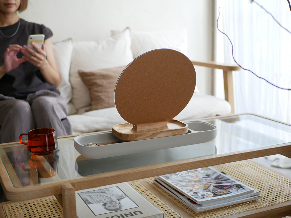 フリッツ・ハンセン SLIDE コーヒーテーブル。コンクリート、アッシュ材、ミラーを使用したポーランド製の現代的なデザイン家具。