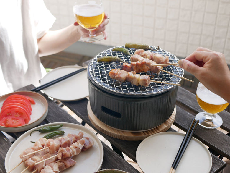 SALIUサリューの美濃焼炭焼き水コンロとトング、焼網がセットになって並べられている様子