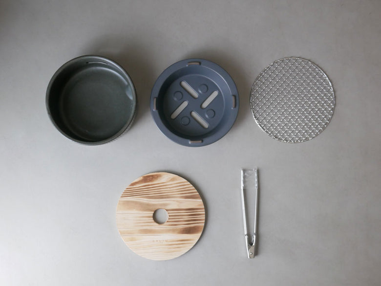 サリューの美濃焼炭焼き水コンロ本体とインナー、付属のトングや焼網が整然と並べられたセットの画像