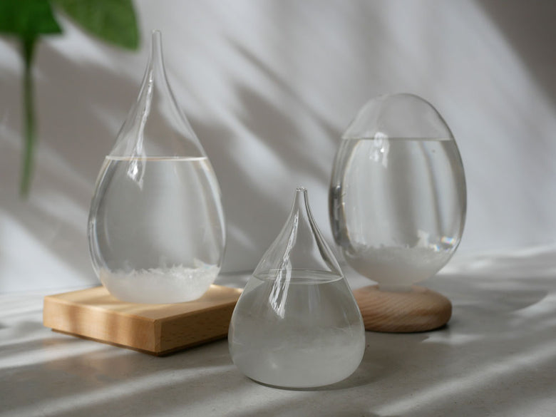 【ヒャクパーセント】透明ガラス製Tempo Dropバス、木座付きのインテリア装飾品